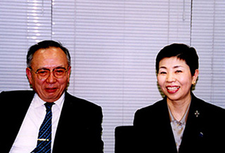 030301withMs.Tsujimoto.jpg