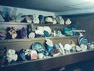 961101koubutsunokenkyuMineralsShelf2.jpg